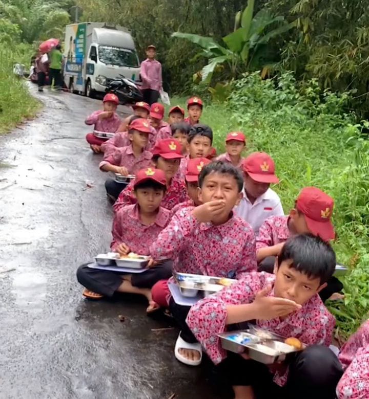 Akses ke Sekolah Sulit Siswa SD di Sukabumi Makan Siang Gratis di Pinggir Jalan