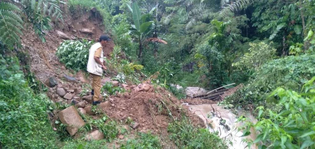 Jembatan Penghubung Antar Kampung di Pamulihan Garut Terputus