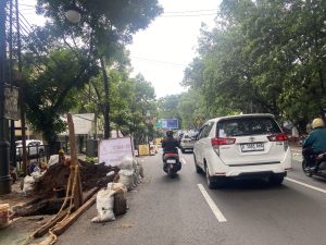 Sejumlah galian yang sebabkan macet di ruas jalan Kota Bandung) Foto: Rizky Iman