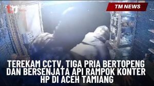 Terekam CCTV, Tiga Pria Bertopeng dan Bersenjata A-Cover