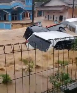 Banjir Bandang Terjang Kampung Parungseah Kabupaten Sukabumi