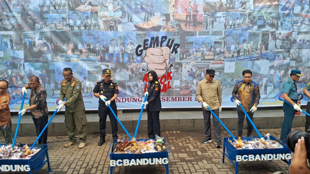 Bea Cukai Bersama Pemkot Bandung Gelar Pemusnahan Barang Kena Cukai Ilegal