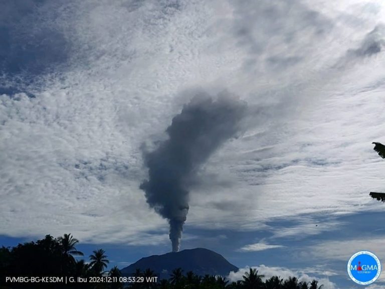 Erupsi Gunung Ibu di Malut Lontarkan Abu Vulkanik 1 Km