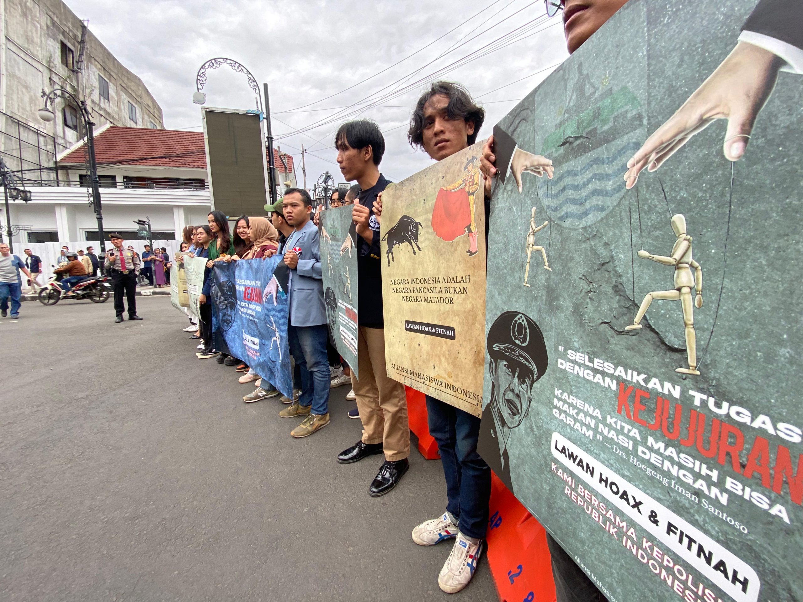 Aliansi Mahasiswa Indonesia Gelar Aksi Solidaritas di Bandung