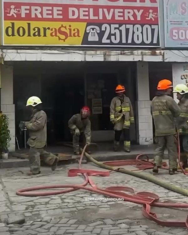 Sebuah Ruko di Jalan Dago Bandung Terbakar