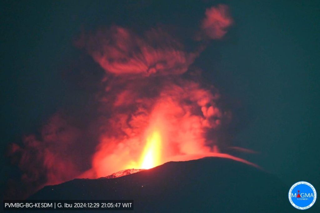 Lontaran Abu Vulkanik 3 Km Diatas Puncak Gunung Ibu Erupsi