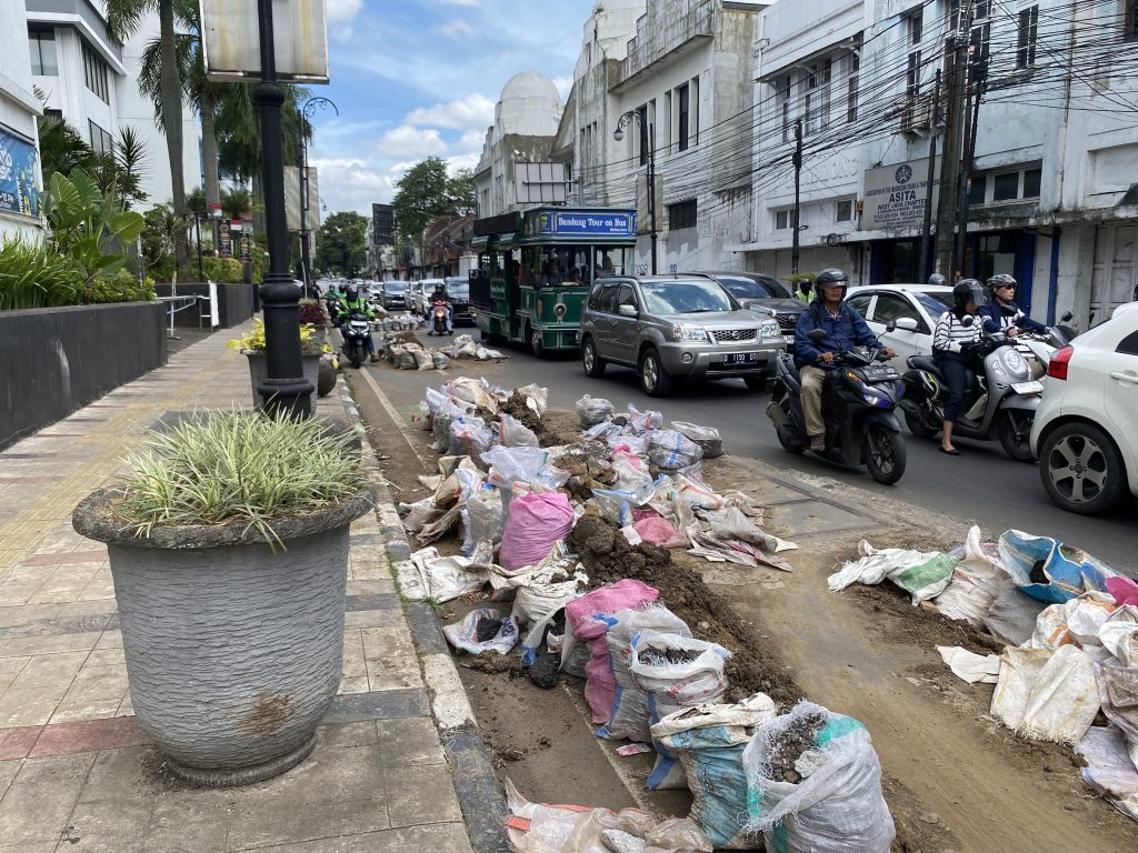 Akibat Galian Kabel Seorang Pengendara Sepeda Motor Alami Kecelakaan