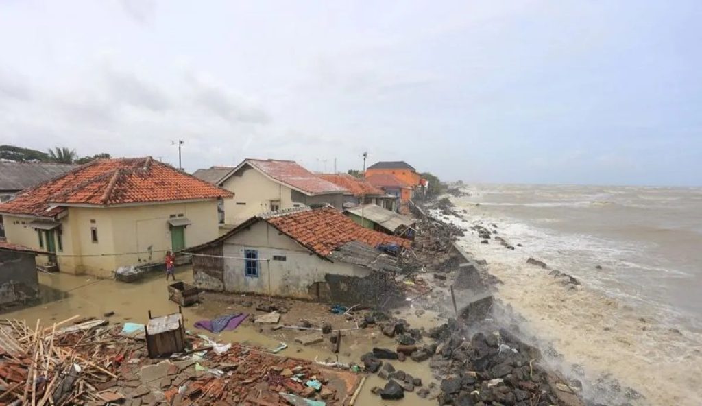 Rumah Warga di Selatan Sukabumi Dihantam Gelombang Pasang