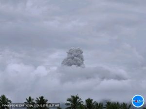 Gunung Ibu Erupsi Lontarkan Abu Vulkanik 600 M