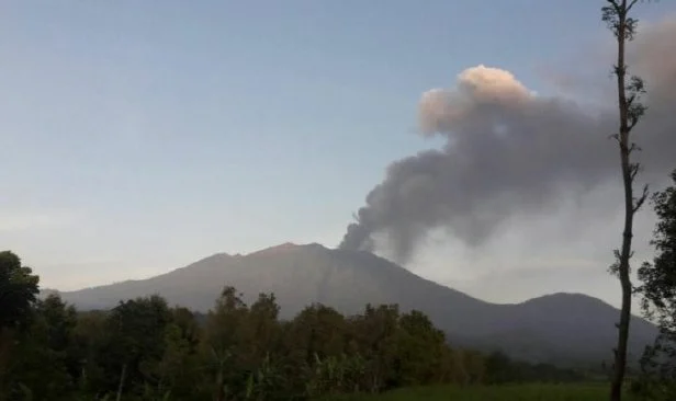 Erupsi Gunung Raung Capai 2 KM, Status Waspada