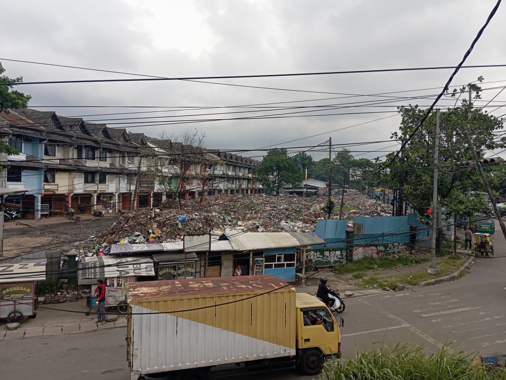 Tumpukan Sampah di Pasar Caringin Kota Bandung