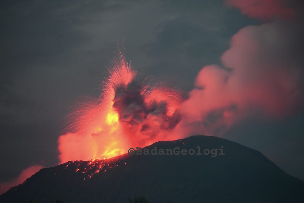 Gunung Ibu Erupsi