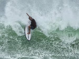 Aktor hobi surfing