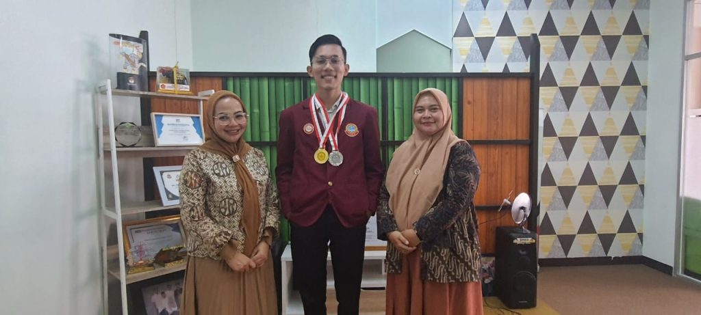 Yohanes Pardede Mahasiswa USB YPKP Bandung Sabet Juara Most Creative Delegates di Singapura