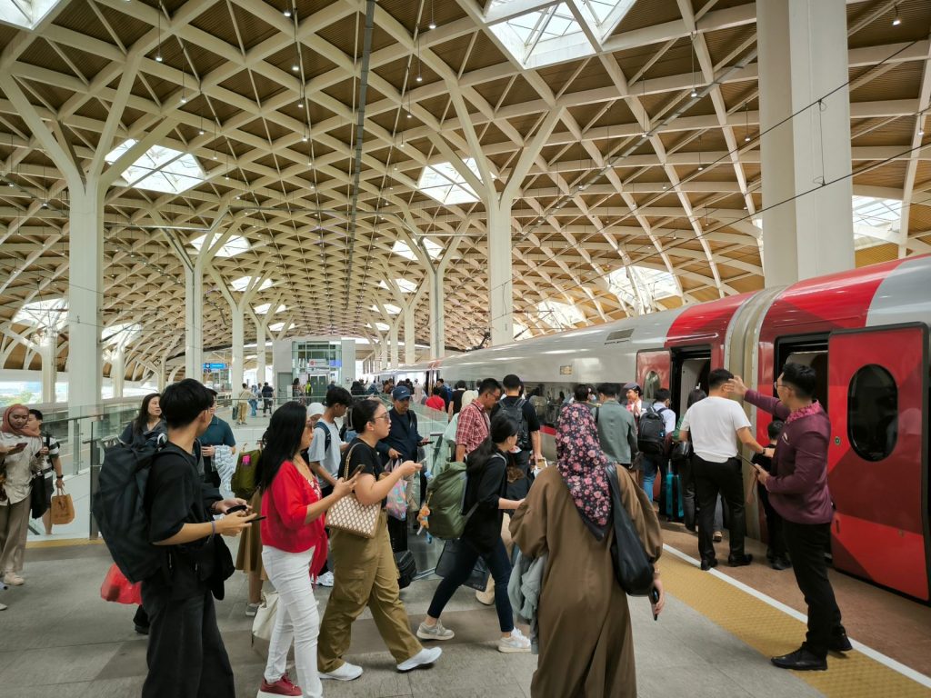 Penumpang Kereta Cepat Whoosh Membludak