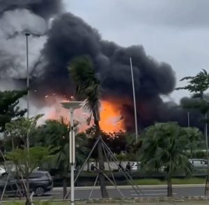 BANDUNG, TEROPONGMEDIA.ID -- Telah terjadi kebakaran hebat di kawasan PIK 2 sian ini Jumat (31/1/2025).