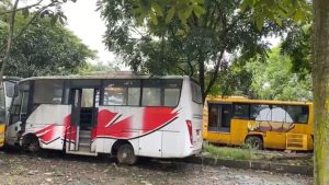 Bus Sekolah Mangkrak