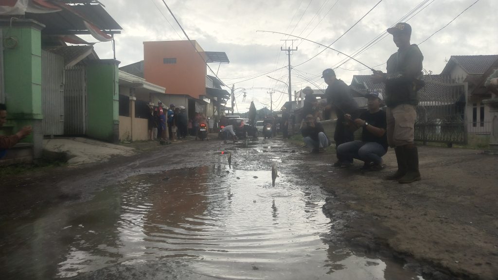 Petani Lembang Jadikan Kubangan Jadi Kolam Ikan