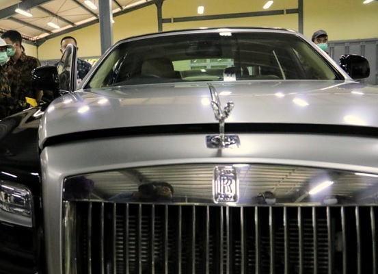 Mobil Rolls Royce di Gudang HTT Kemensos