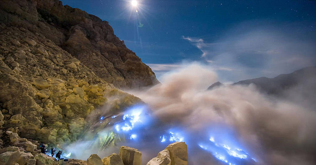 Bojan Hodak Nikmati Blue Fire di Kawah Ijen