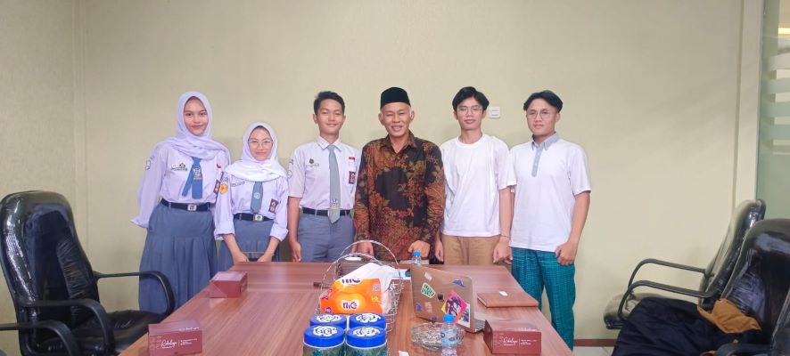 Ketua Fraksi PKB DPRD Kabupaten Bandung, H. Tarya Witarsa, S.AG menerima audiensi dari pengurus Forum Pelajar Kabupaten Bandung.