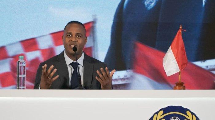 Pelatih-baru-Timnas-Indonesia-Patrick-Kluivert-memberikan-keterangan-dalam-jumpa-pers