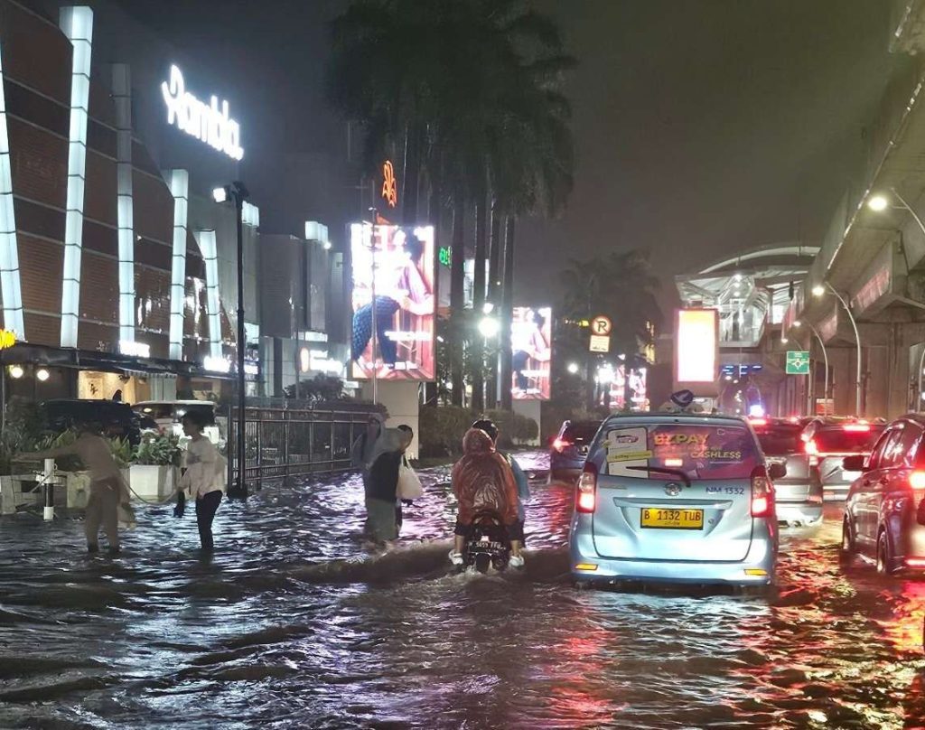 Puluhan Ruas Jalan di Jakarta Terendam Banjir