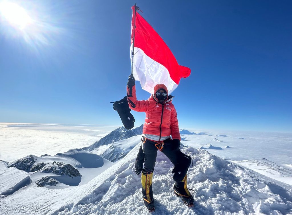 Putri Handayani Kibarkan Merah Putih di Puncak Antartika