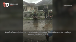 Warga Wangunharja Protes Jalan Rusak dengan Memancing di Kubangan, Keluhkan Akses Pertanian Terganggu