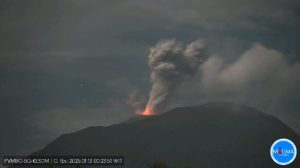 Gunung Ibu Erupsi