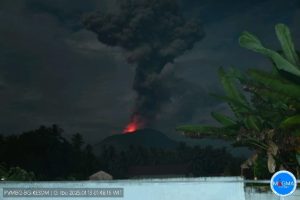 Gunung Ibu erupsi