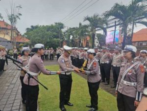 Kombes Pol Turmudi Beri Reward 3 Personel Officer of The Week Ditlantas Polda Bali