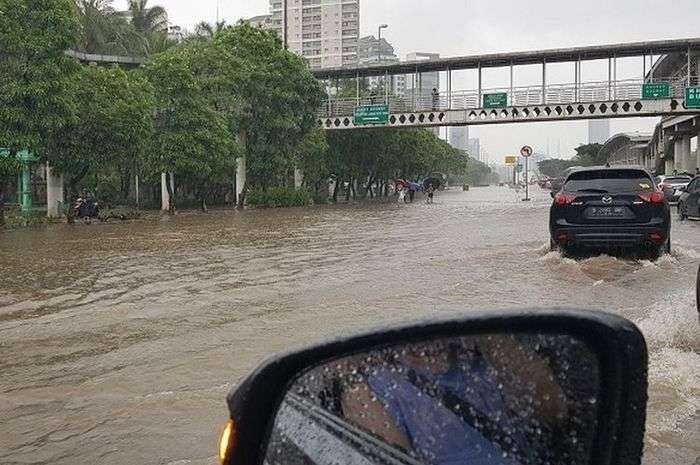 Beberapa Ruas Jalan di Jakarta Banjir