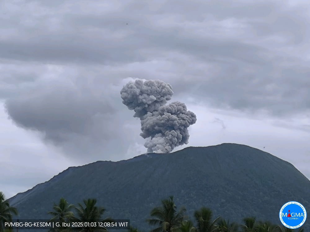 Gunung Ibu Erupsi