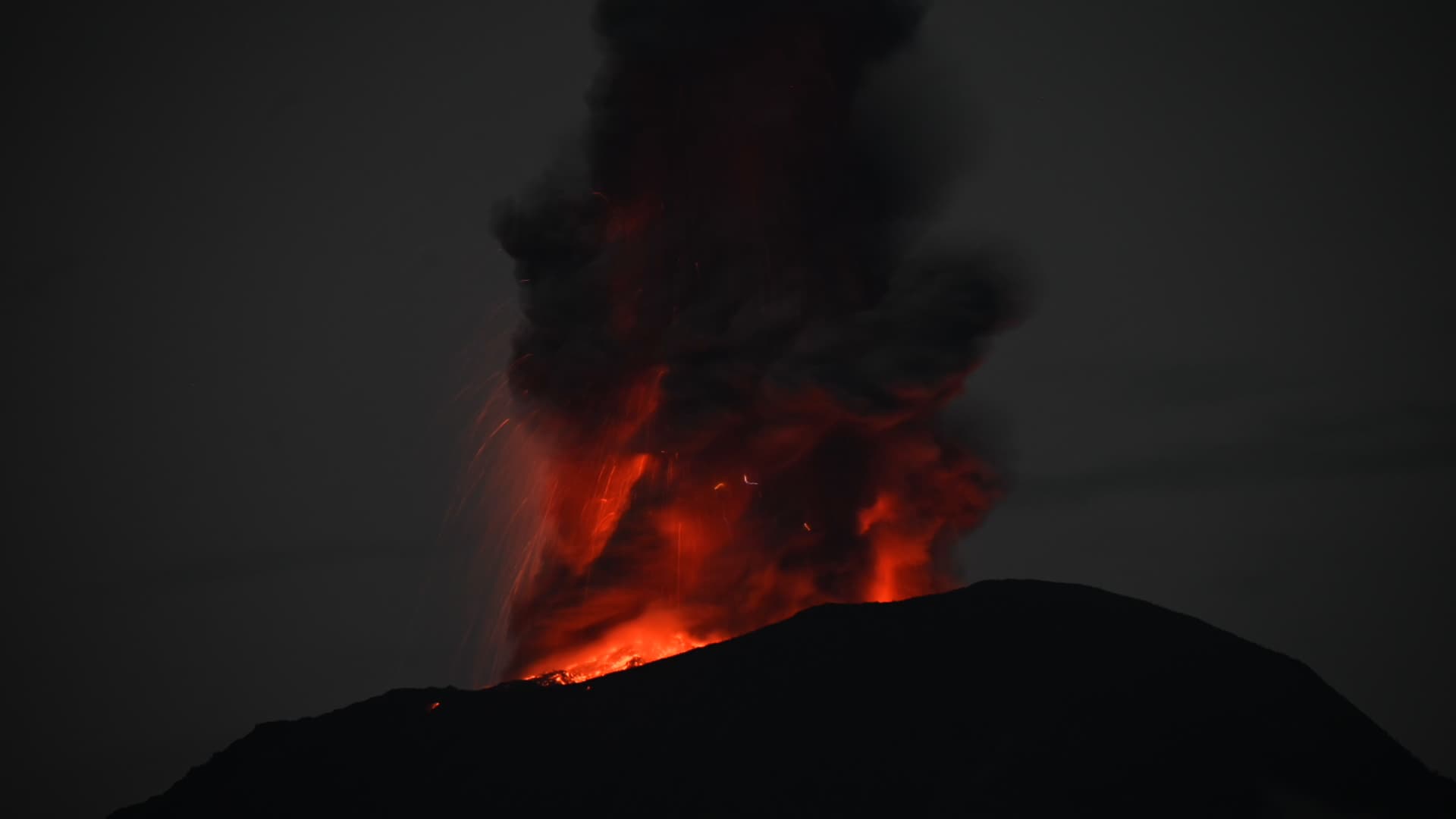 Gunung Lewotobi Laki-laki Erupsi