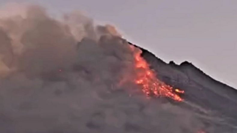 gunung merapi gugurkan lava panas