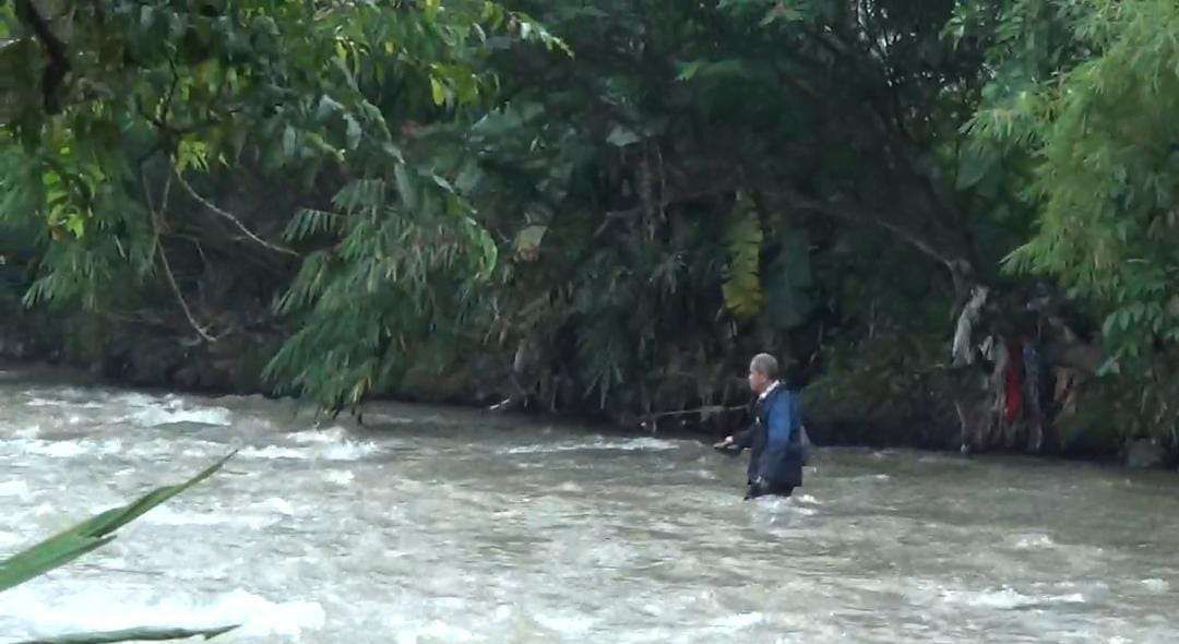 Guru di Cianjur Rela Menyebrang Derasnya Arus Sungai