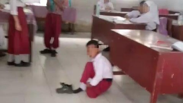 siswa sd belajar di lantai