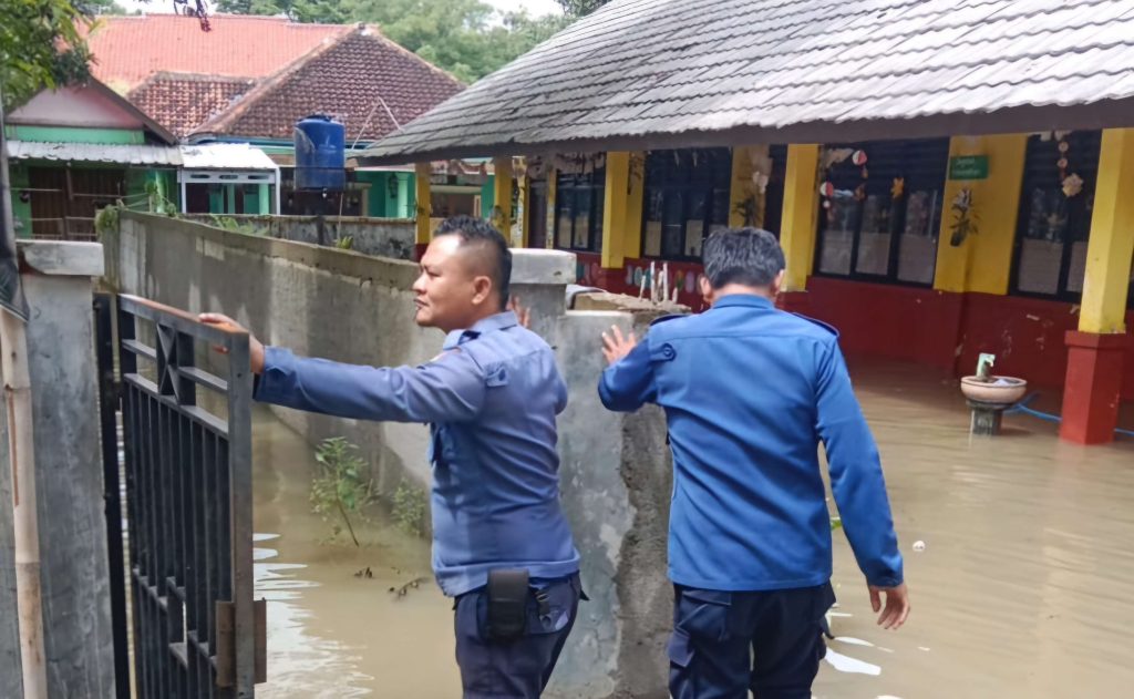 BANDUNG, TEROPONGMEDIA.ID -- Ratusan warga Kota Tangerang terpaksa mengungsi kelokasi yang dianggap aman dari bencana banjir