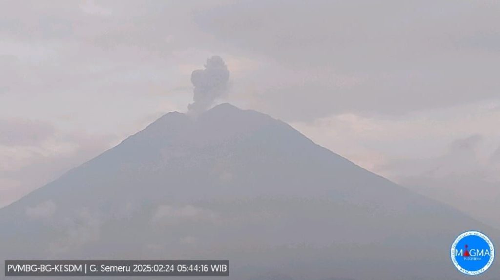 Gunung Semeru Erups