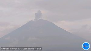 Gunung Semeru Erups