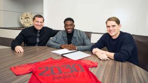 Alphonso Davies Bertahan di Bayern Munich