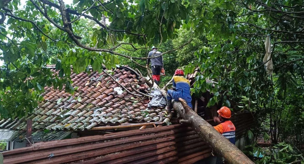 Angin Kencang Akibatkan Puluhan Rumah Rusak di Tasikmalaya Jawa Barat