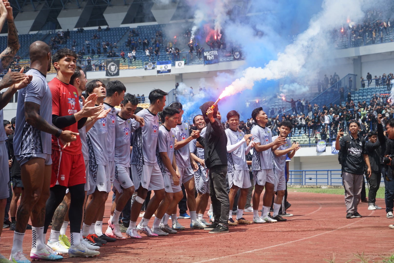 Ribuan Bobotoh Bakar Semangat Pemain Persib Jelang Laga Derby Indonesia Kontra Persija