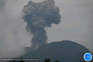 Gunung Ibu Erupsi