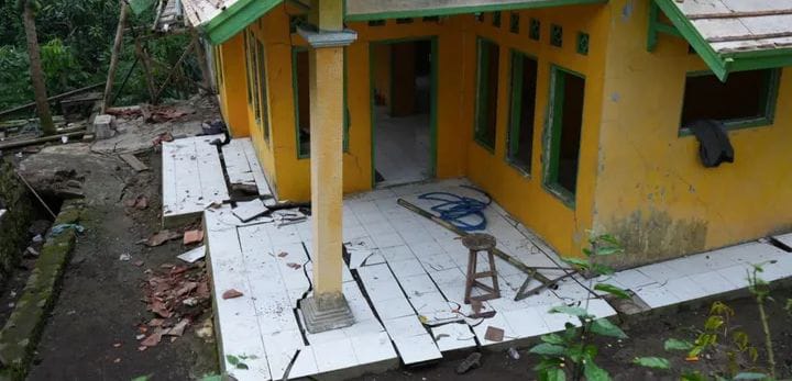 55 Rumah Terdampak Pergerakan Tanah Terjadi di Kampung Margamulya Tasikmalaya