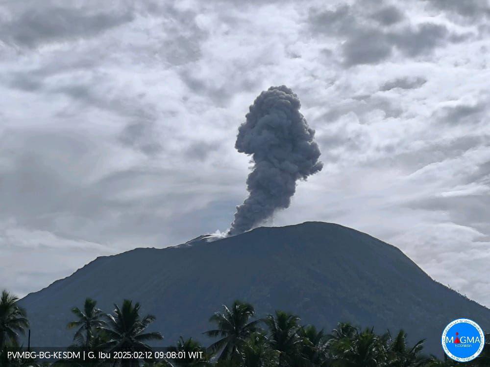 Gunung Ibu Kembali Erupsi