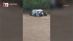 Sopir Ambulans Nekat Terjang Banjir Demi Selamatkan Pasien, Aksinya Viral di Media Sosial