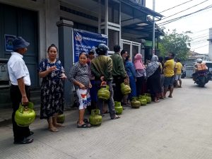 Langkanya Gas 3 Kg di Eceran Buat Warga Harus Antre