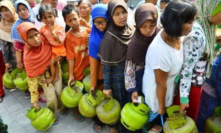 Warga Bandung Barat Antri Dapatkan Gas Melon